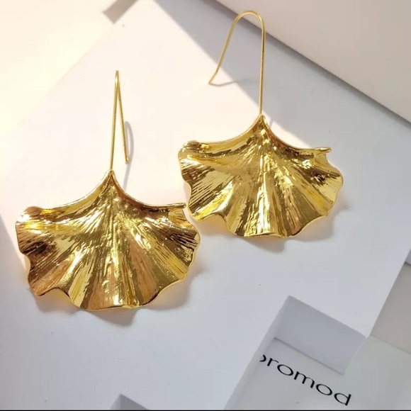 Gold Flower Petal Earrings ✨ - Picture 1 of 3
